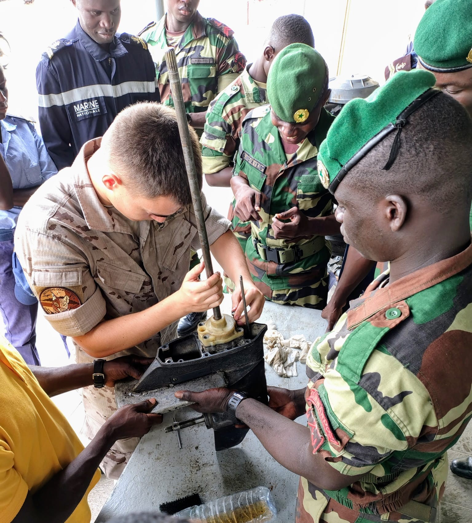Personal aprendiendo cambio de eje principal