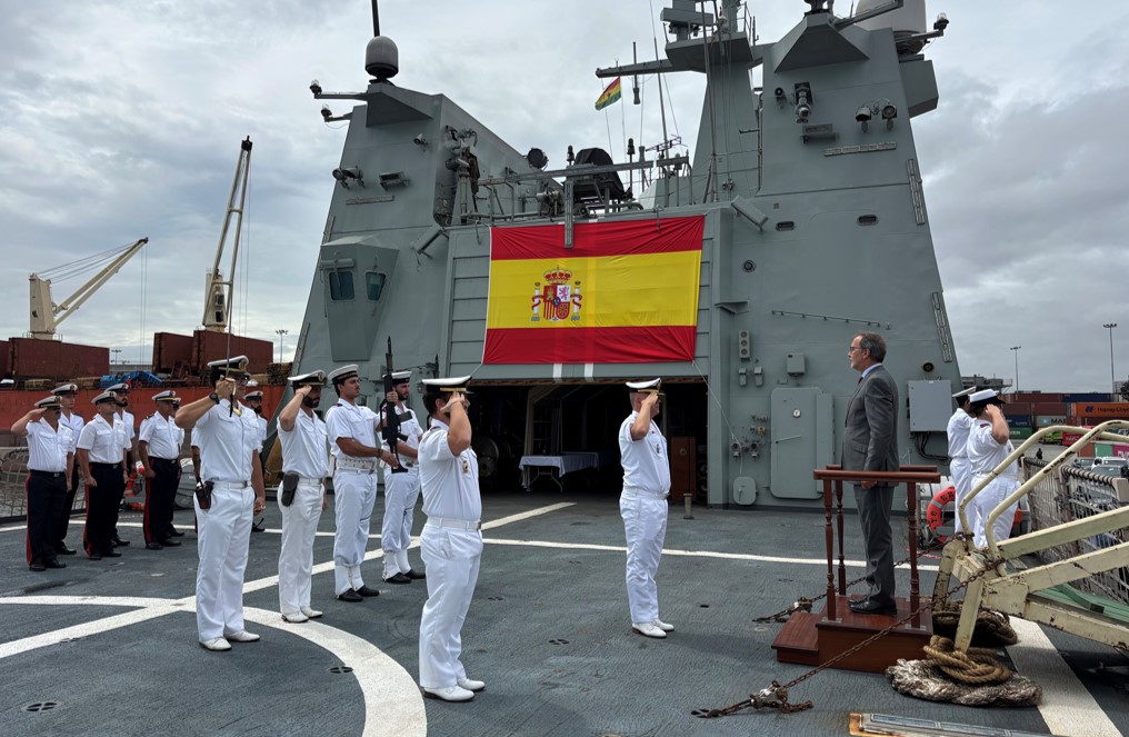 La dotación del BAM “Rayo” recibe con honores al embajador de España en Ghana