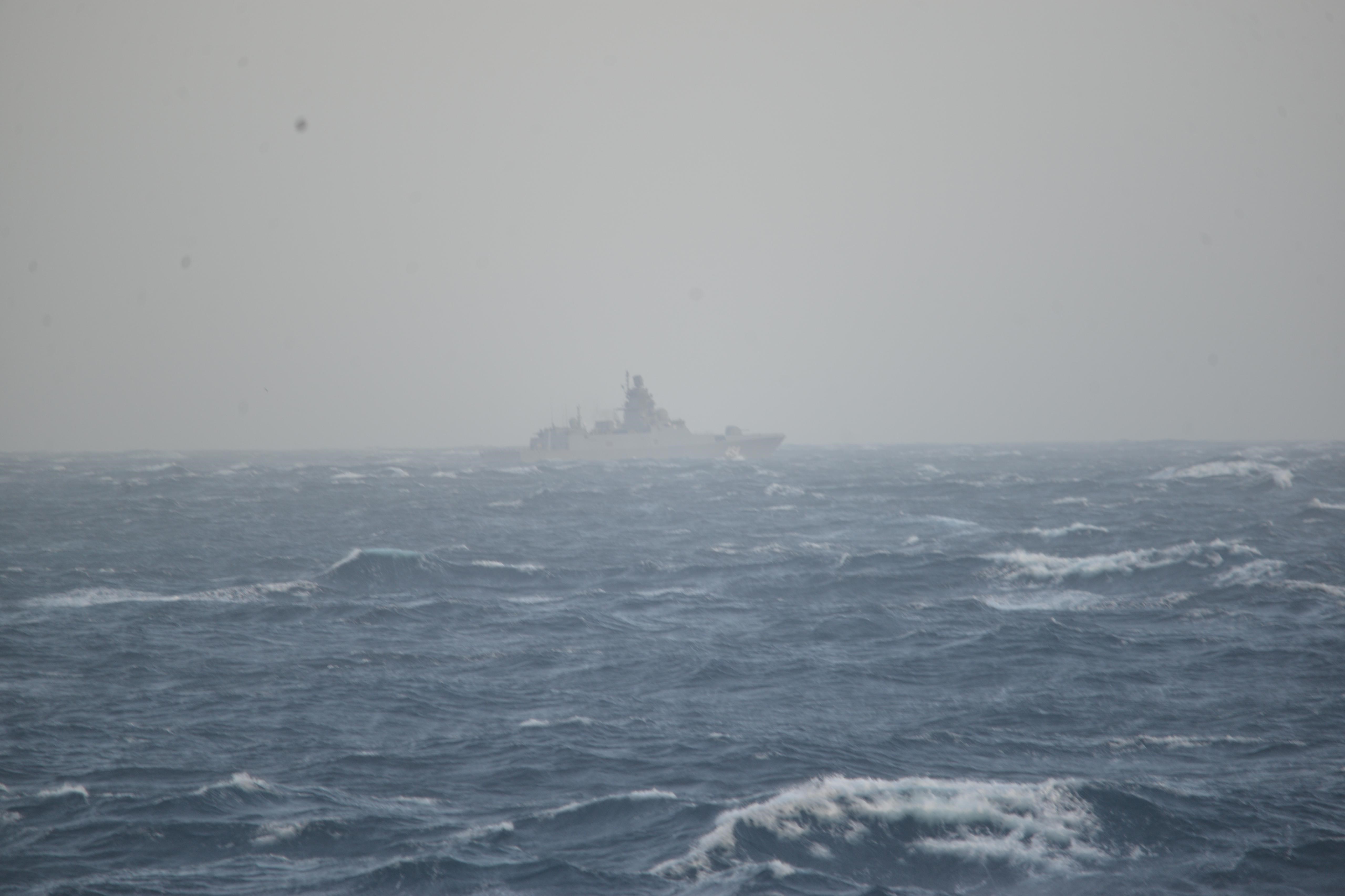 La fragata ‘Almirante Gorshkov’ vista desde la fragata ‘Juan de Borbón’.