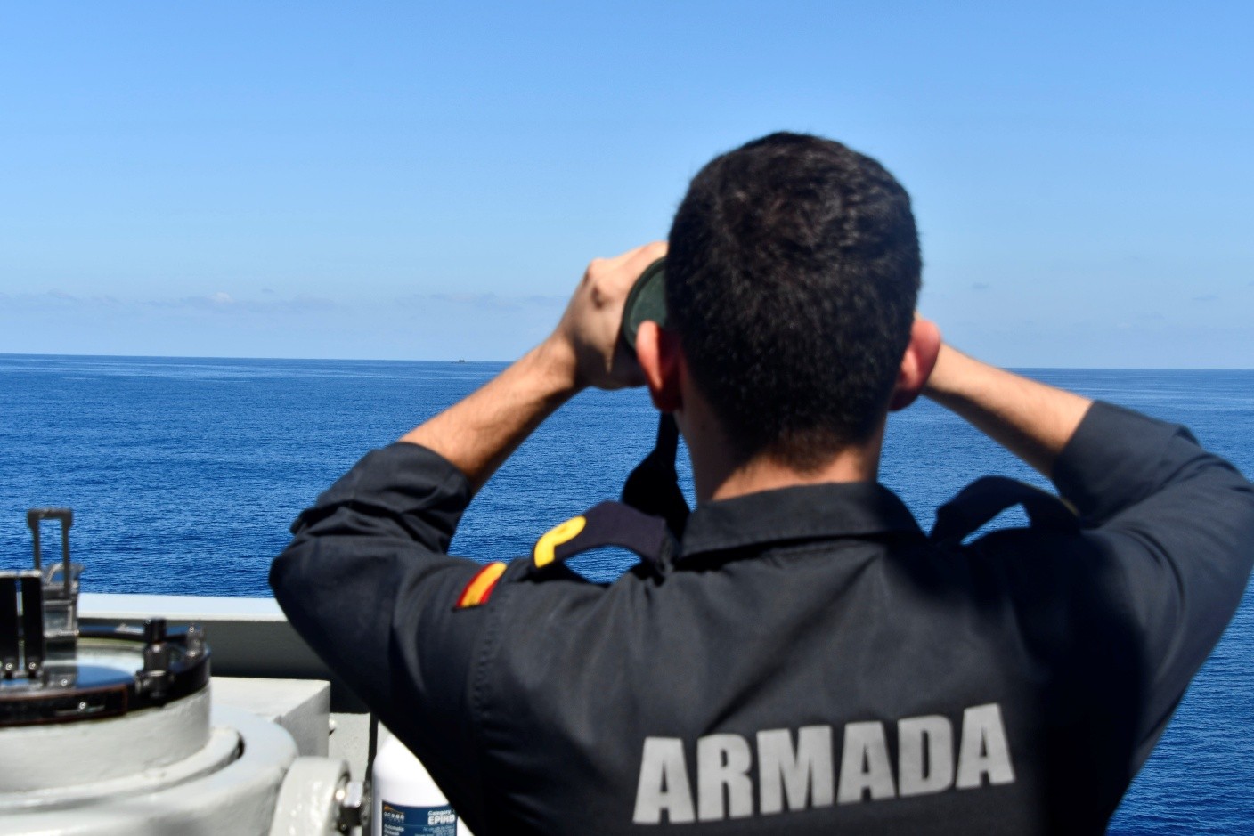 Oficial de la fragata ‘Reina Sofía’ manteniendo vigilancia visual