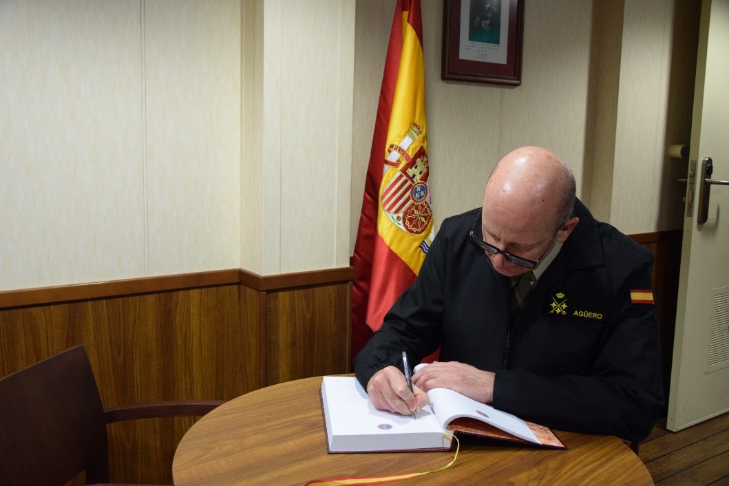 El CMOPS firma el libro de honor