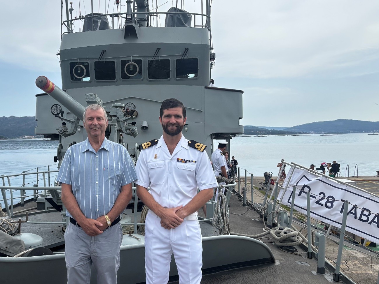 El comandante del patrullero junto al Patrón Mayor de la cofradía de pescadores de Muros