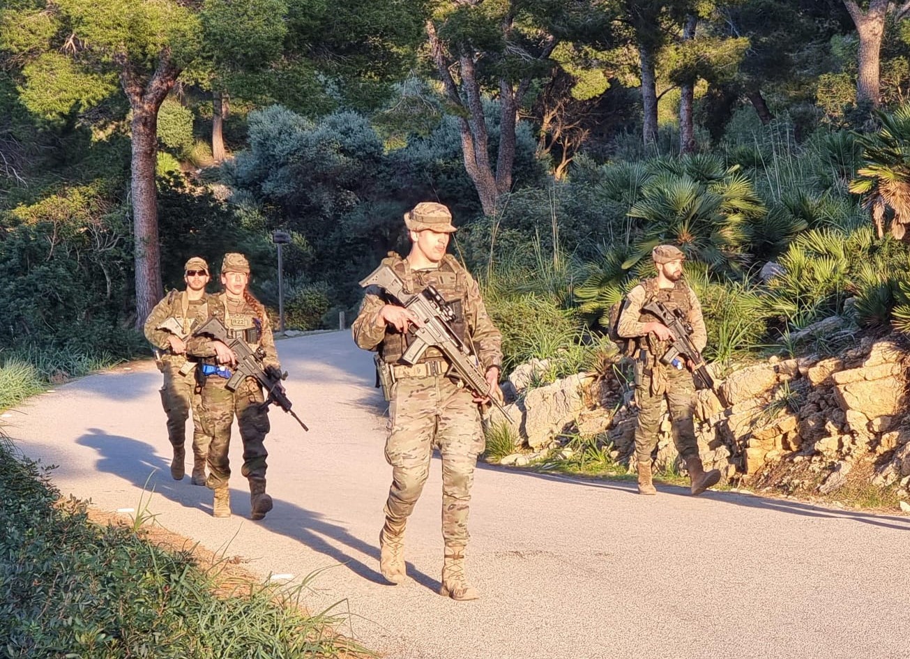 Militares del Subgrupo Táctico Baleares durante una de sus patrullas