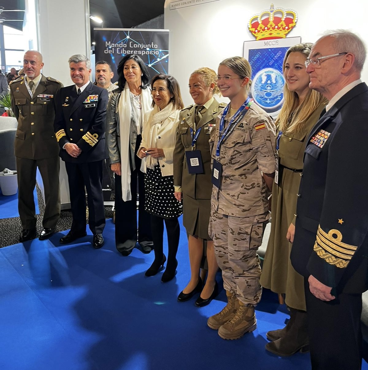 Ministra de Defensa, JEMAD y CMCCE en el stand del Mando