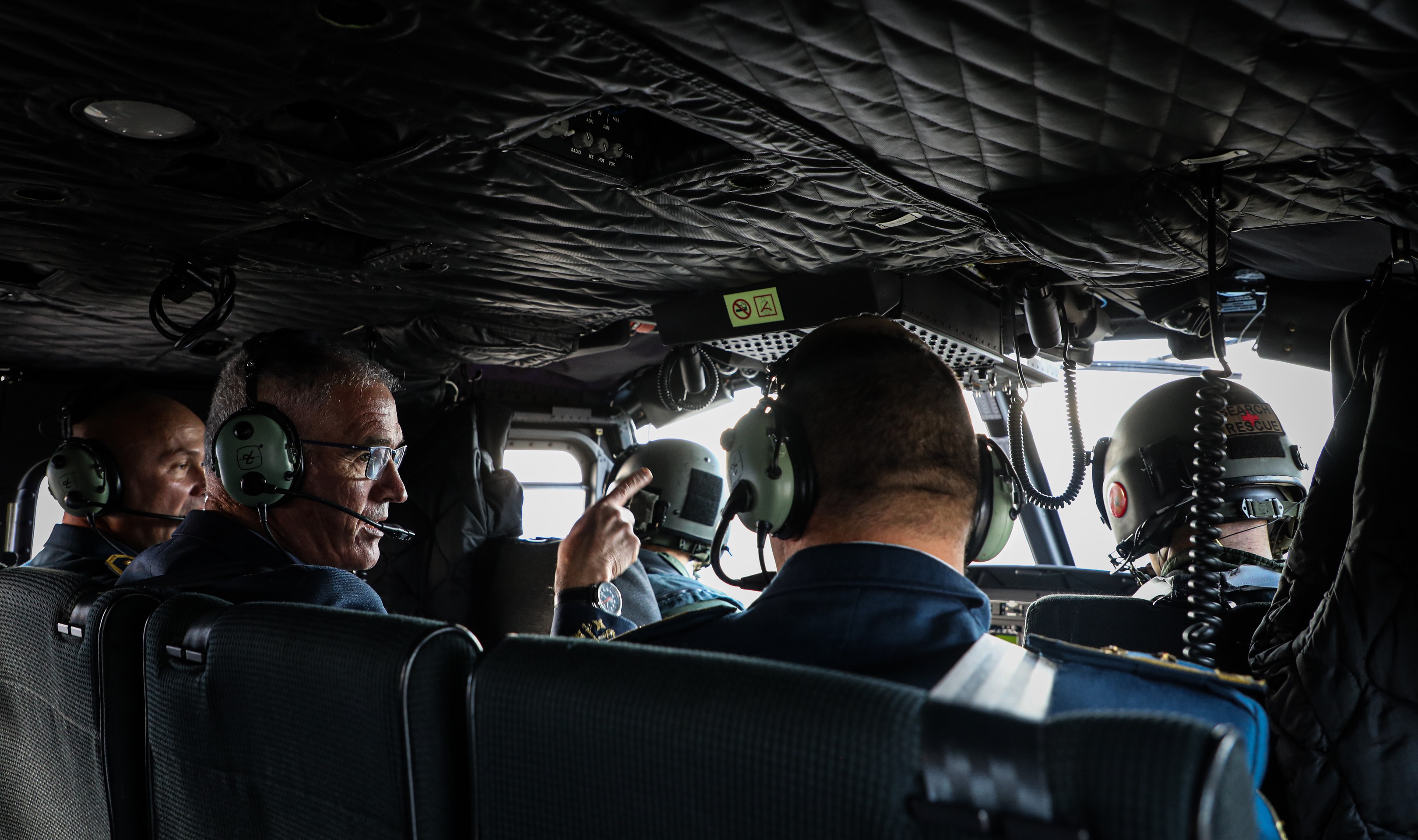 Visita en helicóptero a unidades y proyectos militares de Montenegro