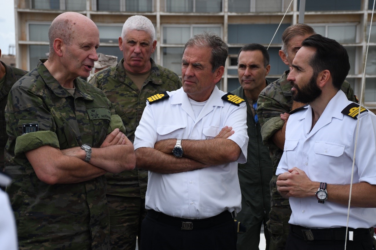 Comandante del MOPS conversa con el Almirante de la Flota