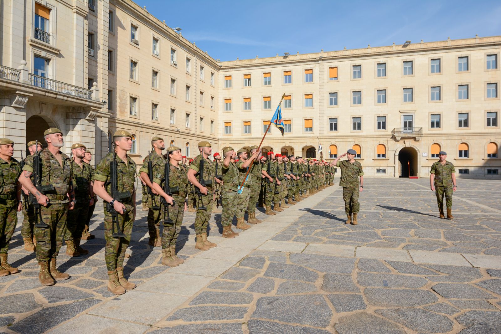 El coronel Deputy Commander del Toledo Training Coordination Center pasa revista a la formación