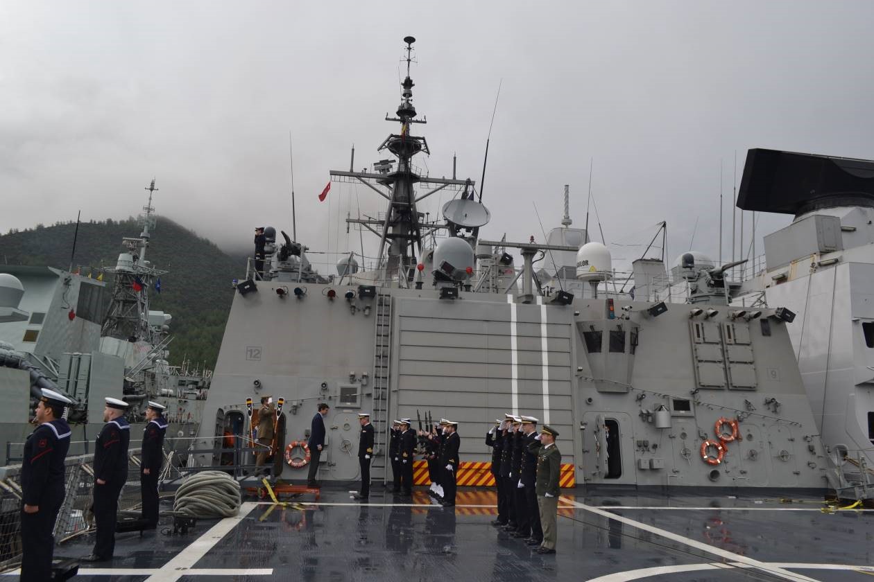 La fragata “Cristóbal Colón” y el buque “Cantabria” reciben la visita del embajador de España en Turquía