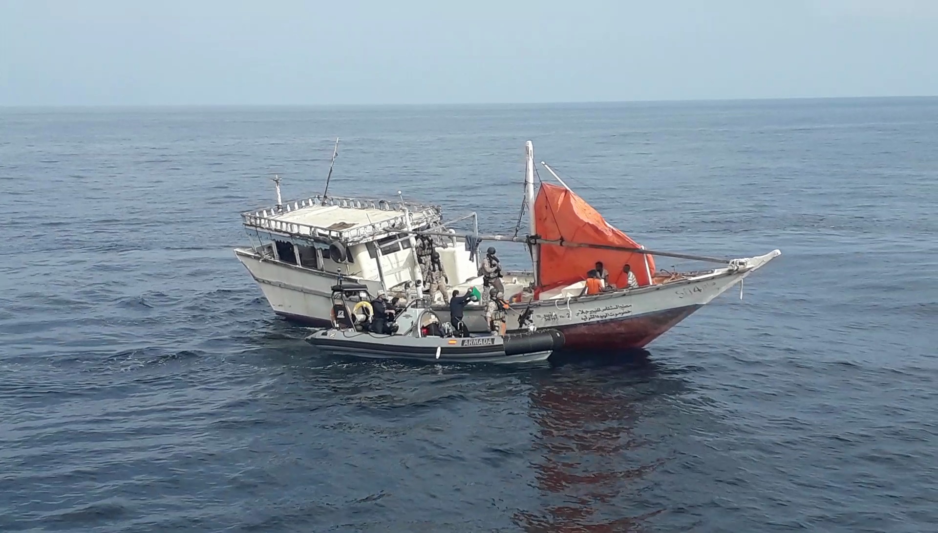 El buque “Relámpago” auxilia a embarcaciones a la deriva frente a la costa de Somalia y colabora con fuerzas de seguridad de la región.