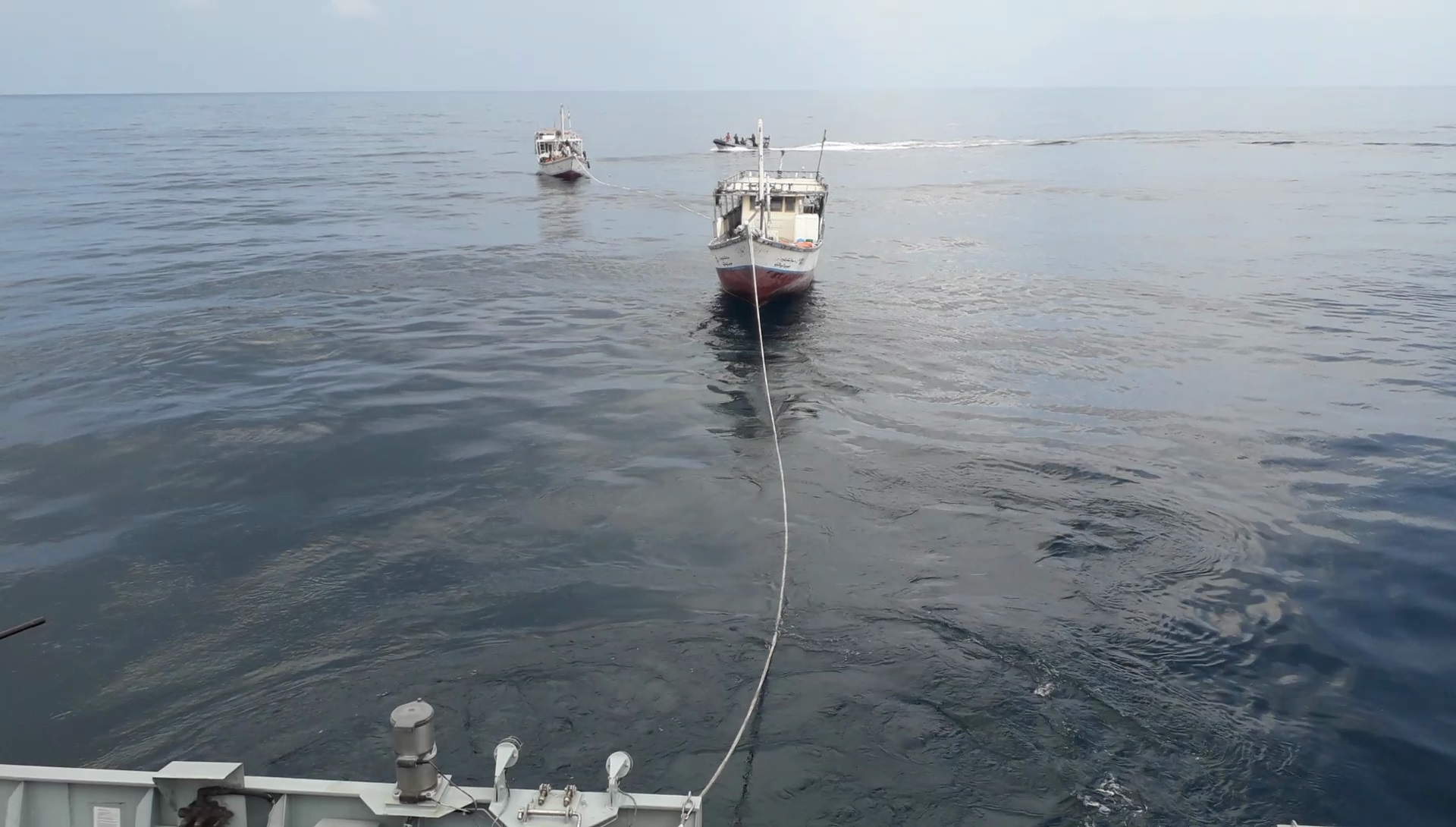 El buque “Relámpago” auxilia a embarcaciones a la deriva frente a la costa de Somalia y colabora con fuerzas de seguridad de la región.