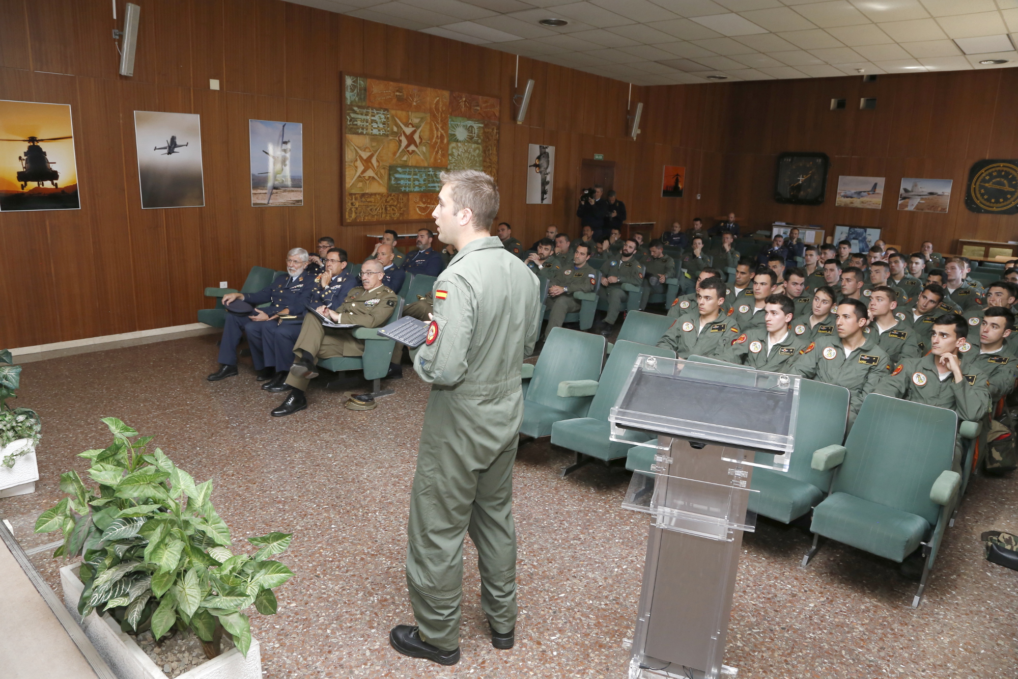 El JEMAD explica el plan de las Fuerzas Armadas 2030 a los cadetes de la Academia General del Aire