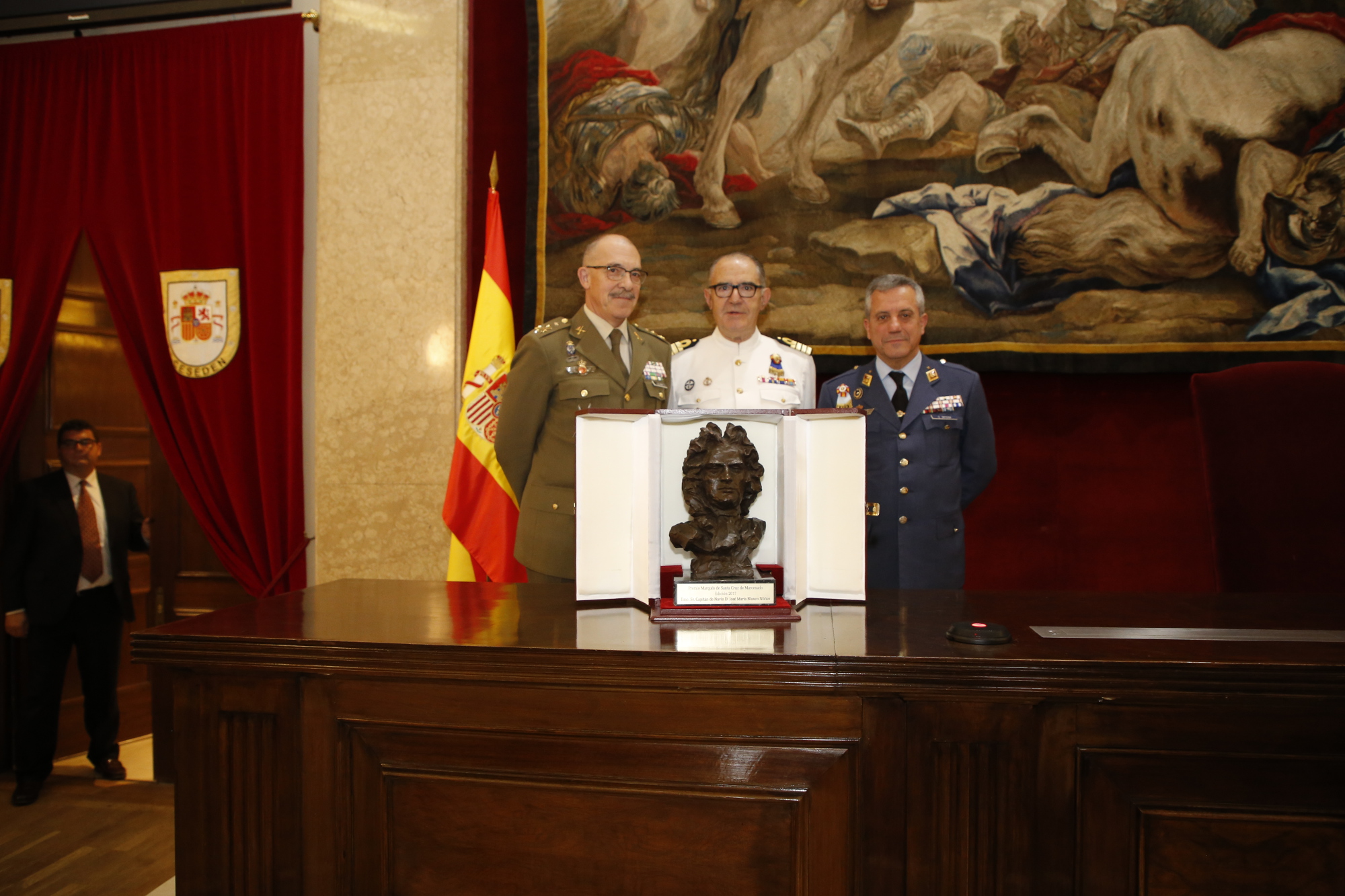 El JEMAD entrega el premio «Marqués de Santa Cruz de Marcenado 2017» al capitán de navío José María Blanco Núñez