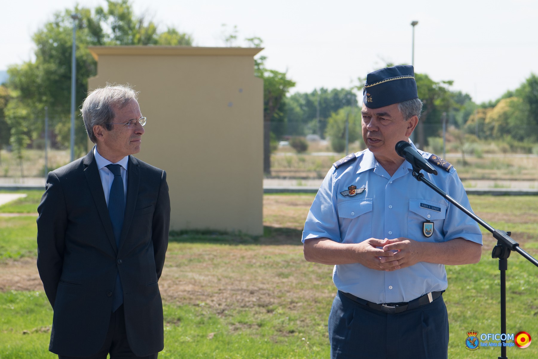 El embajador de Francia preside el izado de la Bandera de su país en el Centro de Operaciones Aéreas Combinadas de Torrejón