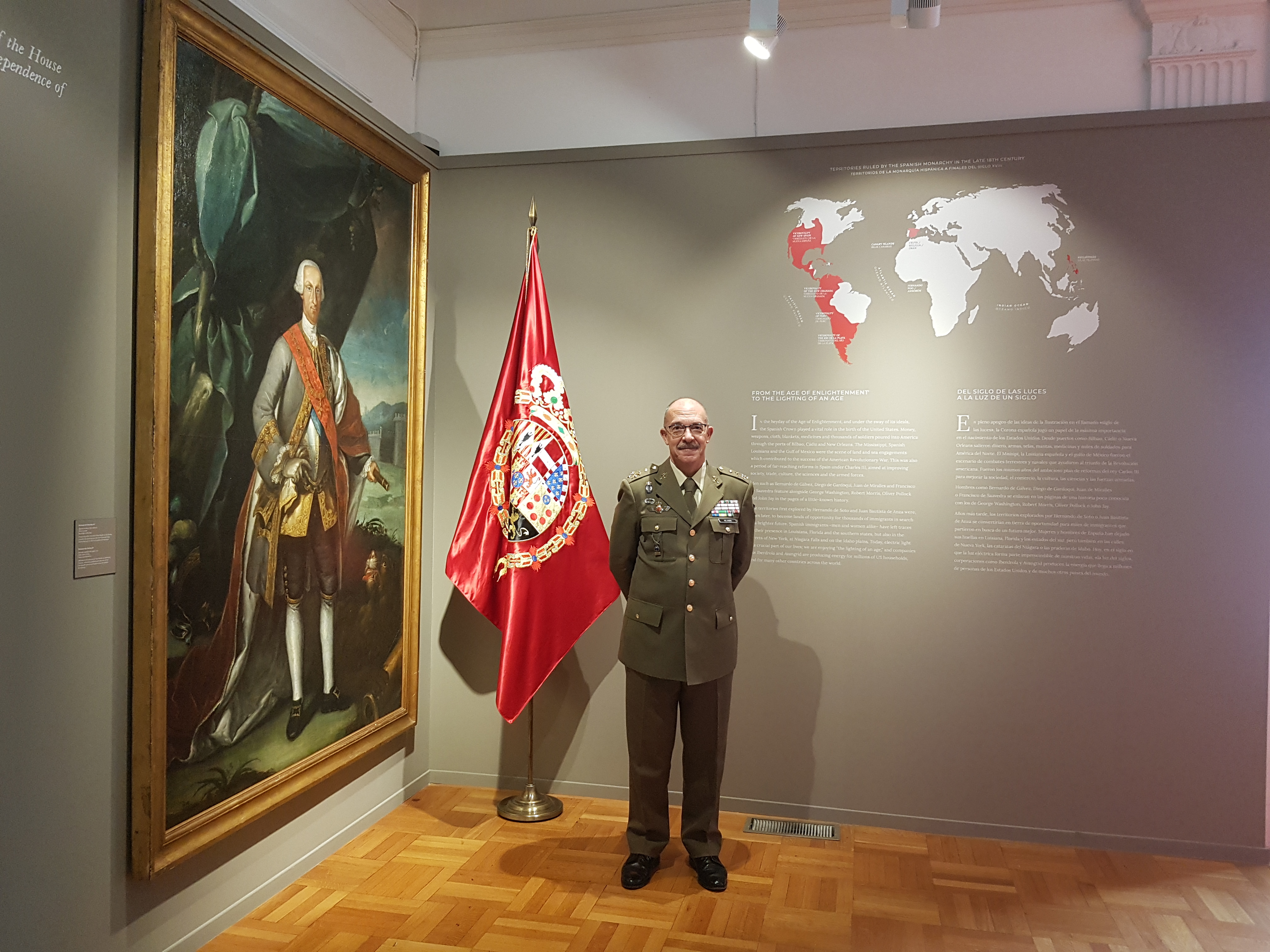 El general Alejandre visita una exposición sobre el apoyo de España a la independencia de EE.UU.