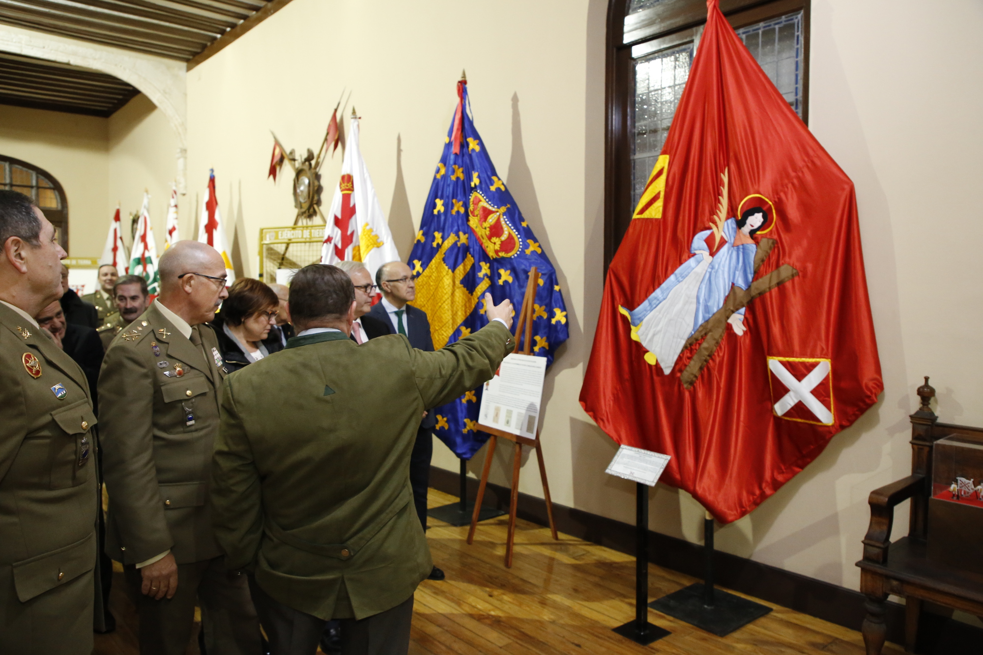 El JEMAD inaugura una exposición sobre la bandera nacional en Valladolid