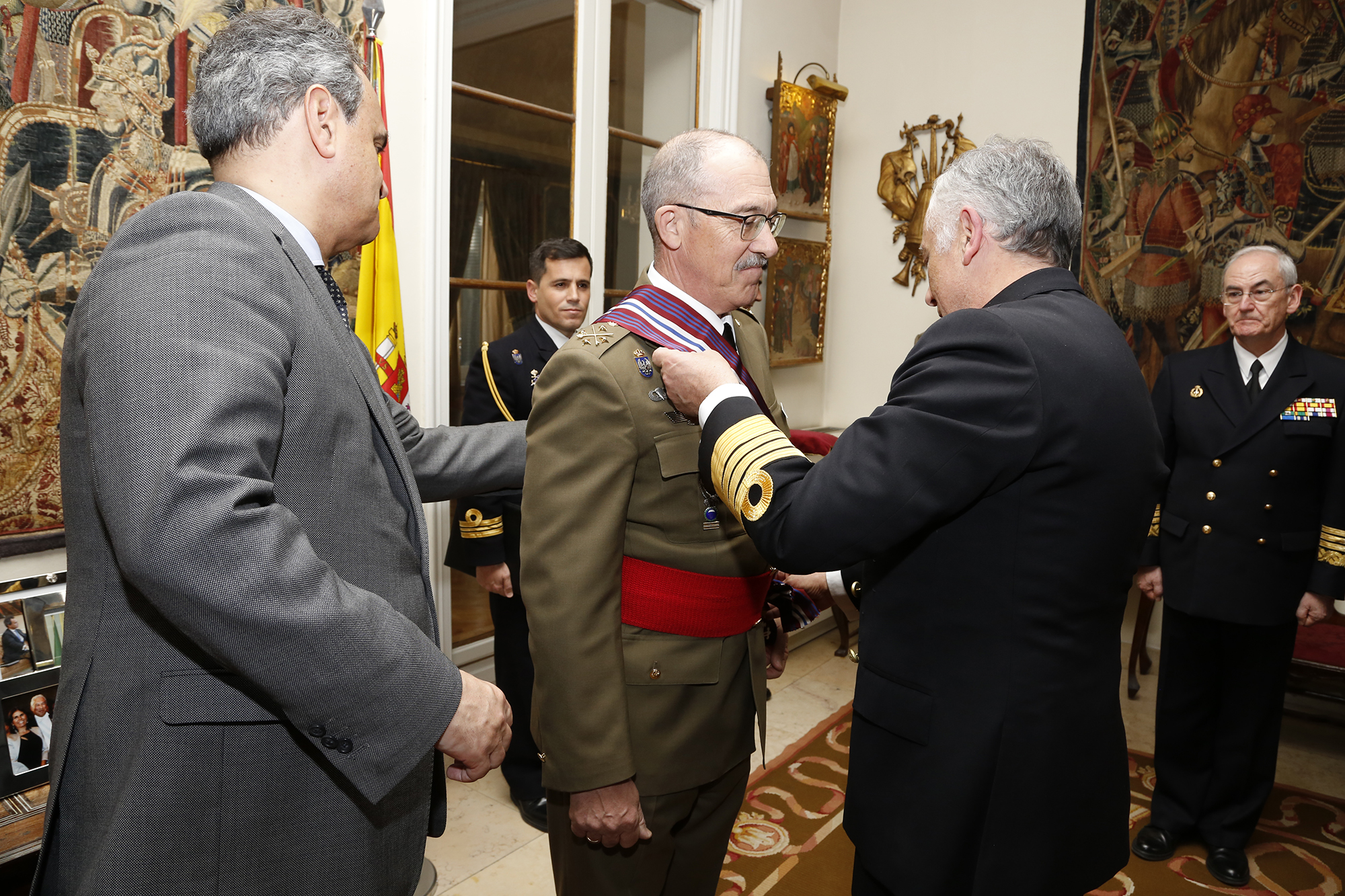 El JEMAD recibe la Gran Cruz del Mérito Militar de Portugal