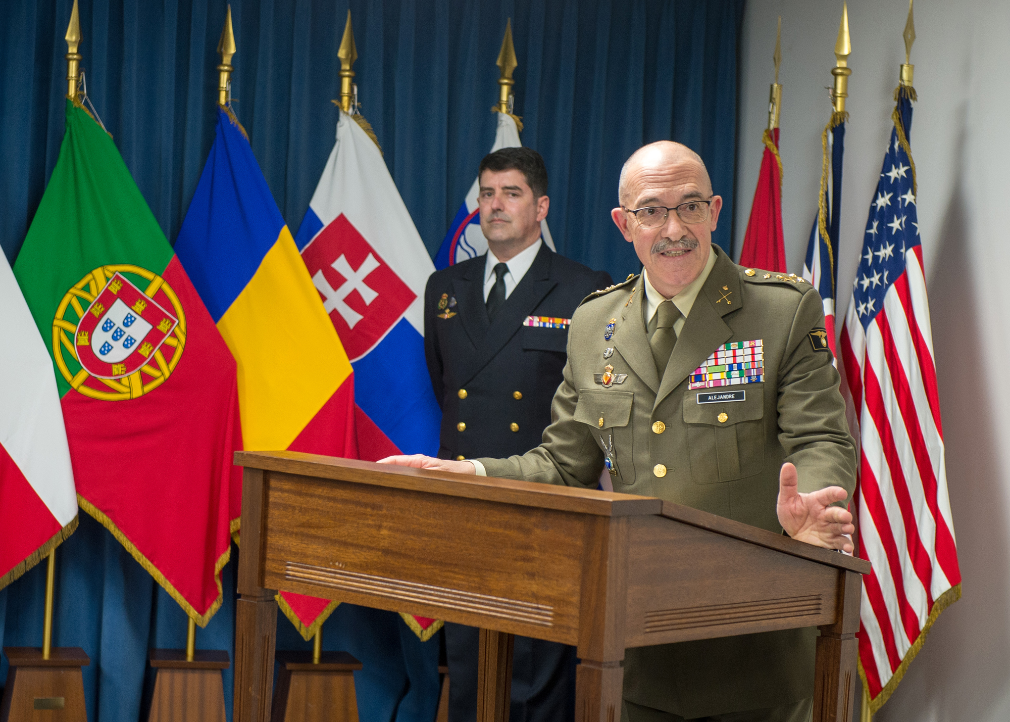 El JEMAD impone la Gran Cruz del Mérito Militar al Comandante Supremo Aliado en Europa de la OTAN