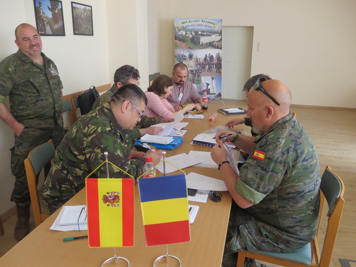Miembros de la Unidad de Verificación Española realizan un ejercicio de verificación en Hungría