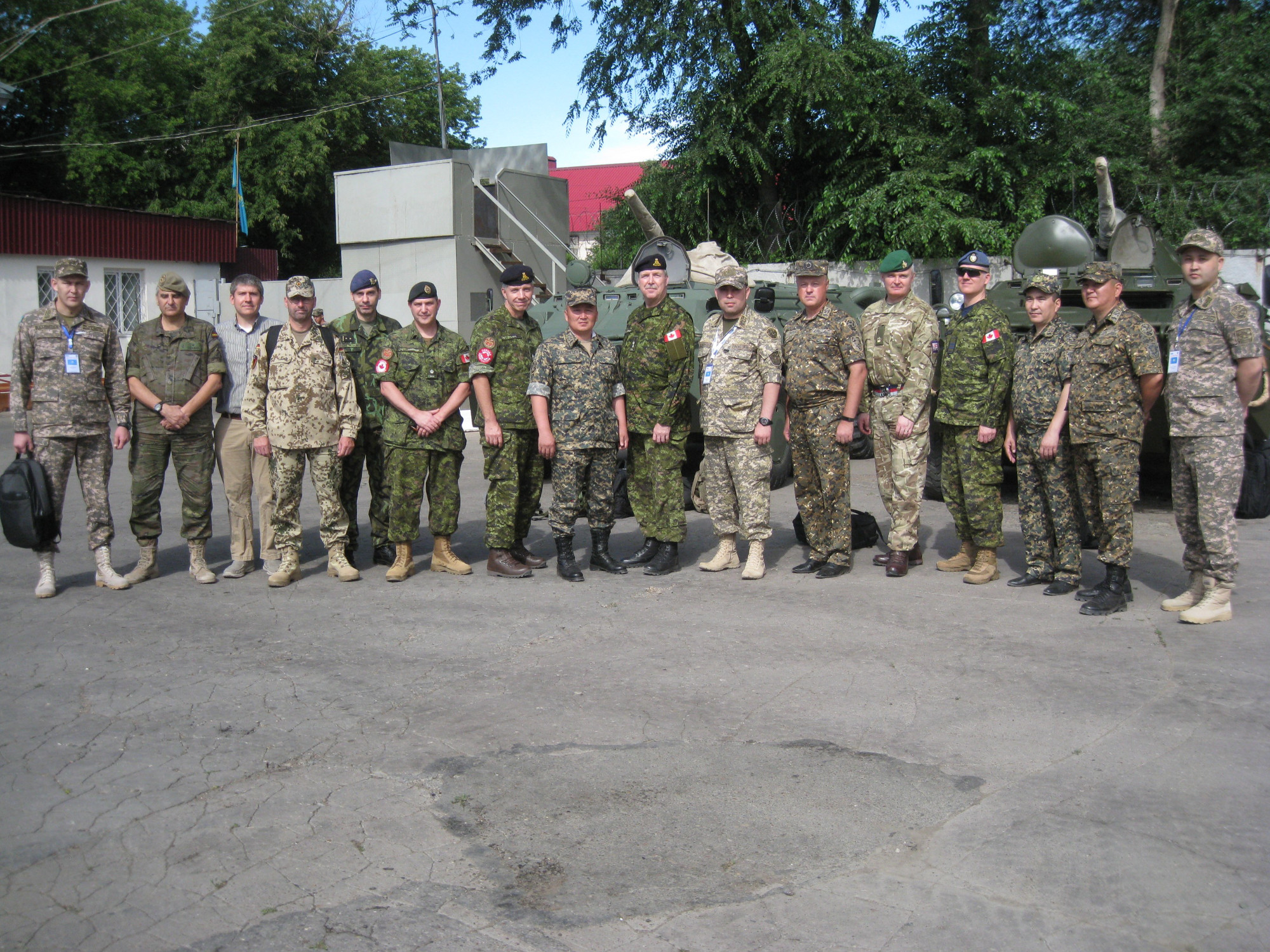 Foto de grupo de los equipos de inspección y escolta