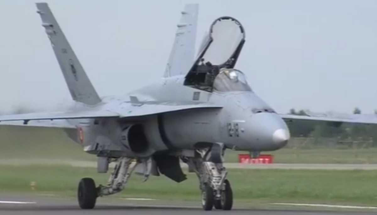 Recibimiento a un EF-18 español en Lituania - captura de video