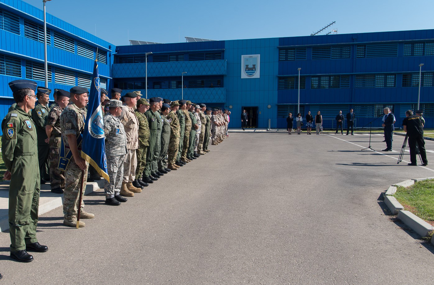 El ministro de defensa letón visita el Centro de Operaciones Aéreas Combinadas de Torrejón