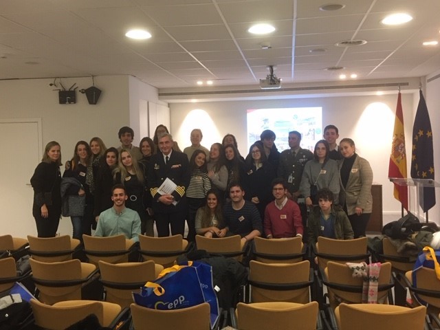 Alumnos de la Universidad Francisco de Vitoria visitan la Representación Militar en la Unión Europea