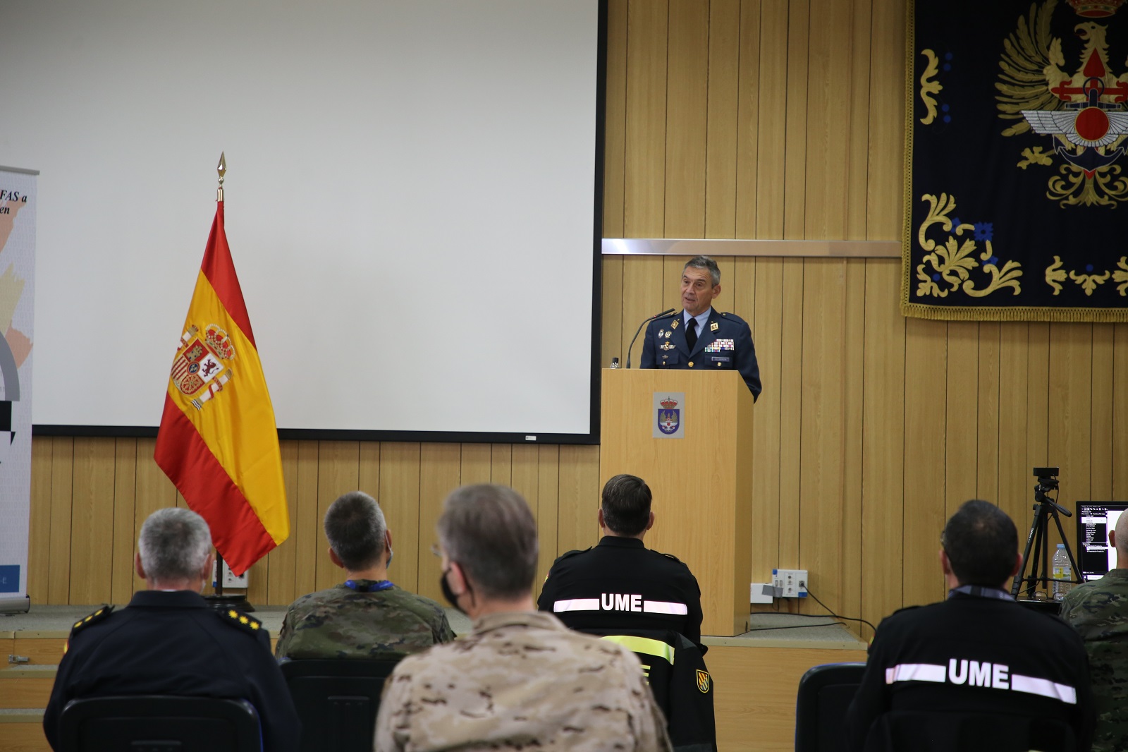 En el seminario han participado civiles y militares