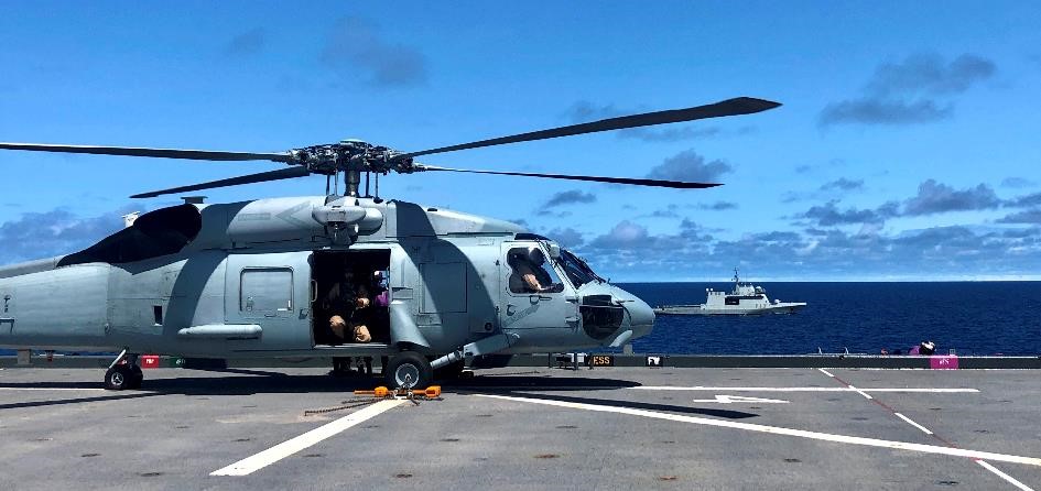 El helicóptero SH60F en el USS ‘Hersel Woody Williams’