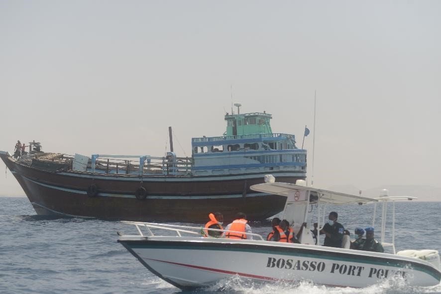 Transferencia del dhow a la policía marítima somalí
