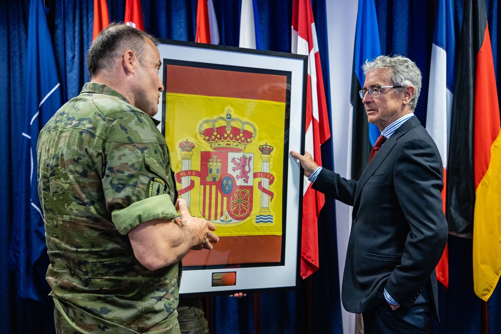 El general Bados entrega bandera de España