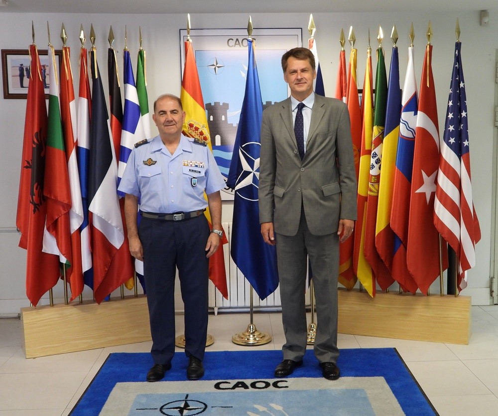 El Comandante del CAOC TJ con el embajador británico.