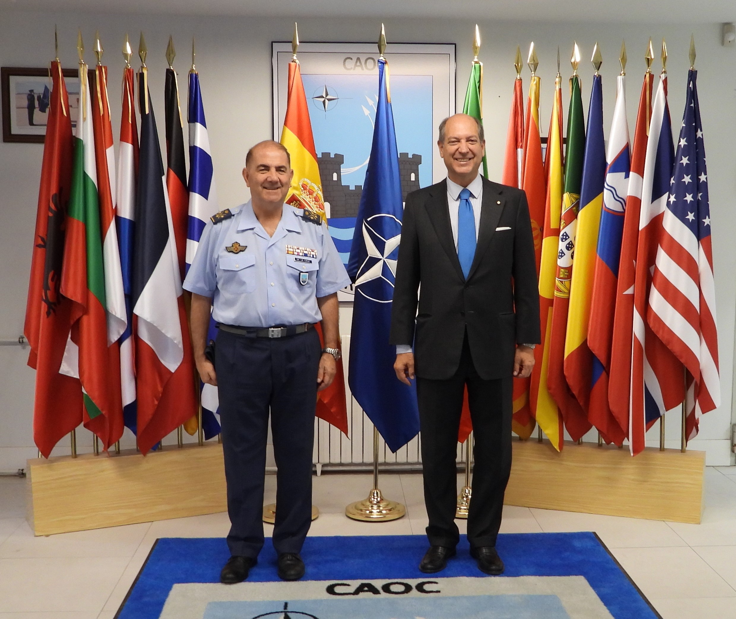 El Comandante del CAOC con el embajador de Italia