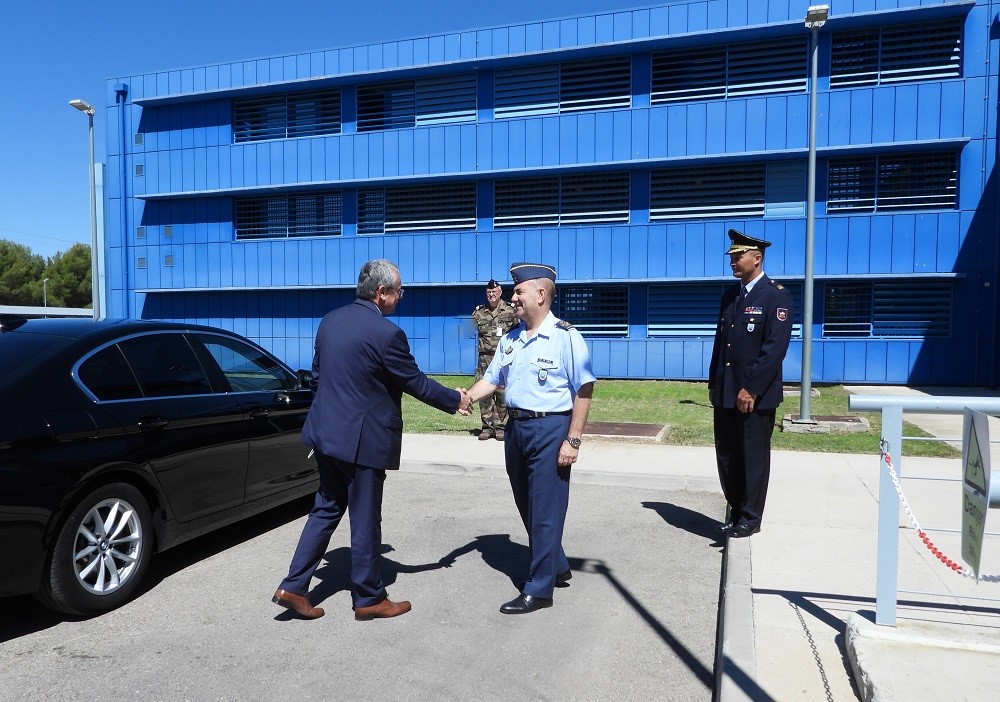 El embajador esloveno a su llegada al CAOC