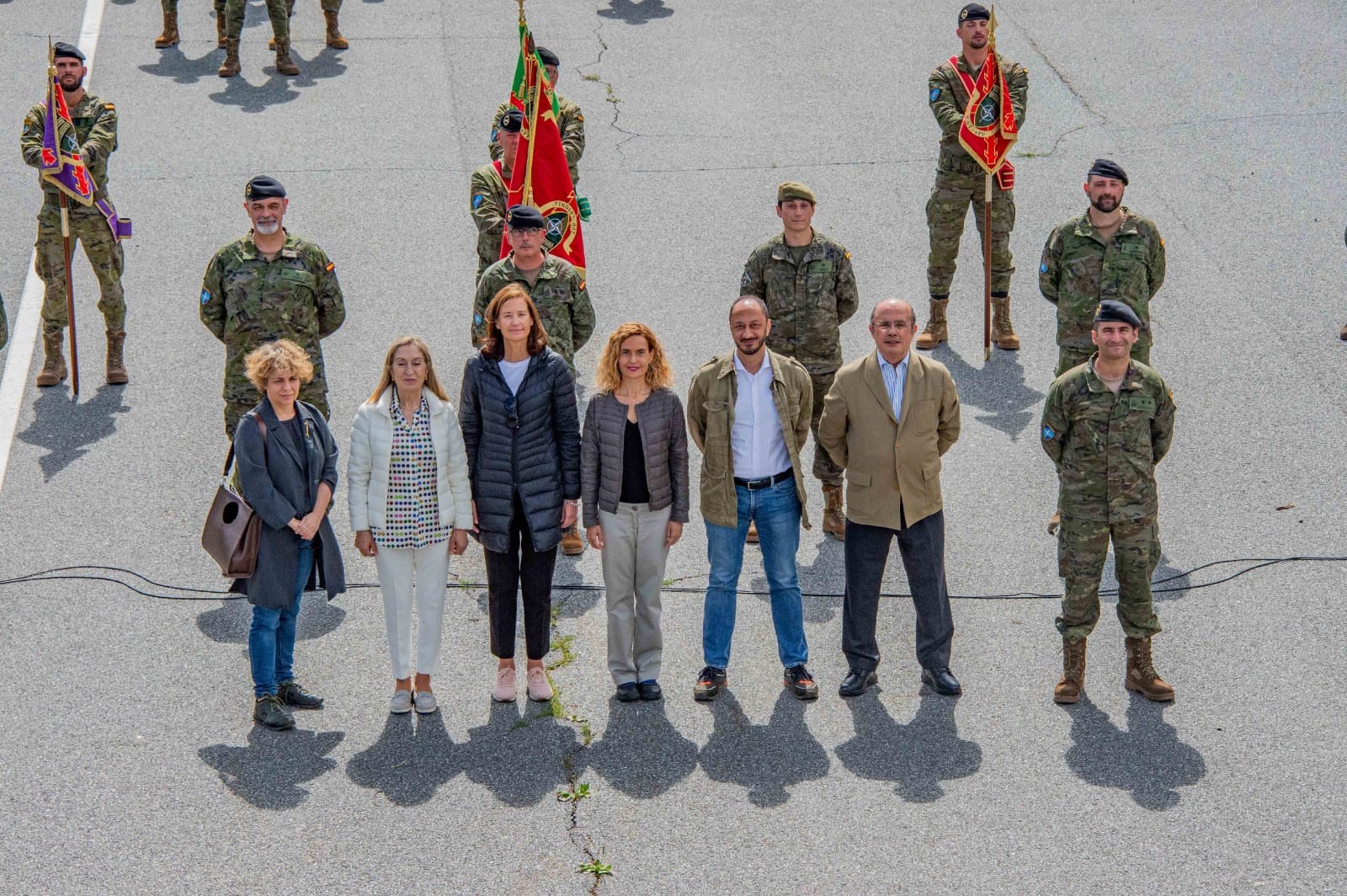 Delegación parlamentaria con los militares españoles