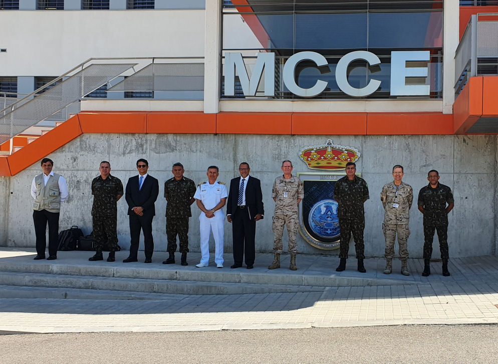 Foto de grupo frente al edificio principal del MCCE