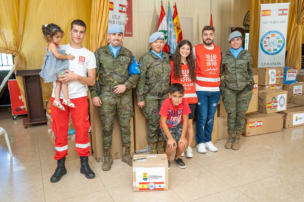 Militares españoles con voluntarios