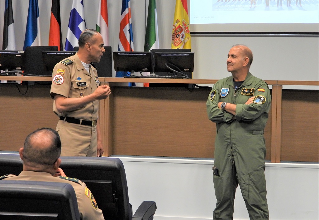 El brigadier general Tobar Soler agradece la hospitalidad del CAOC