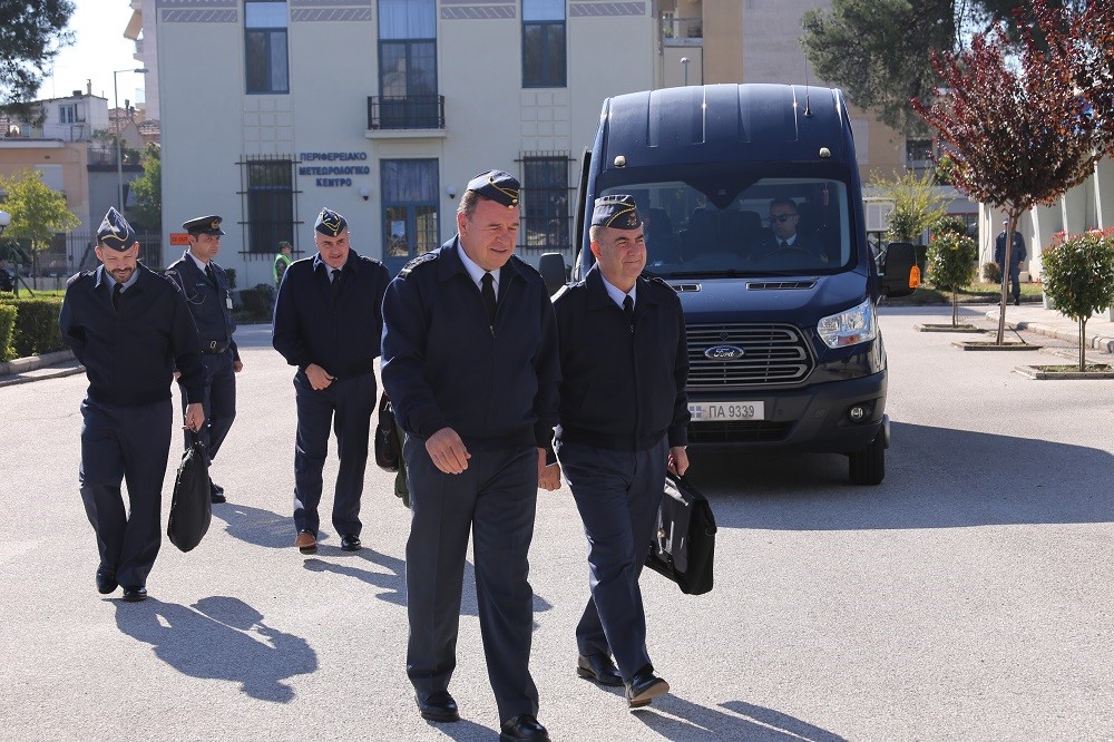 Recibimiento del jefe de la Fuerza Aérea Táctica griega