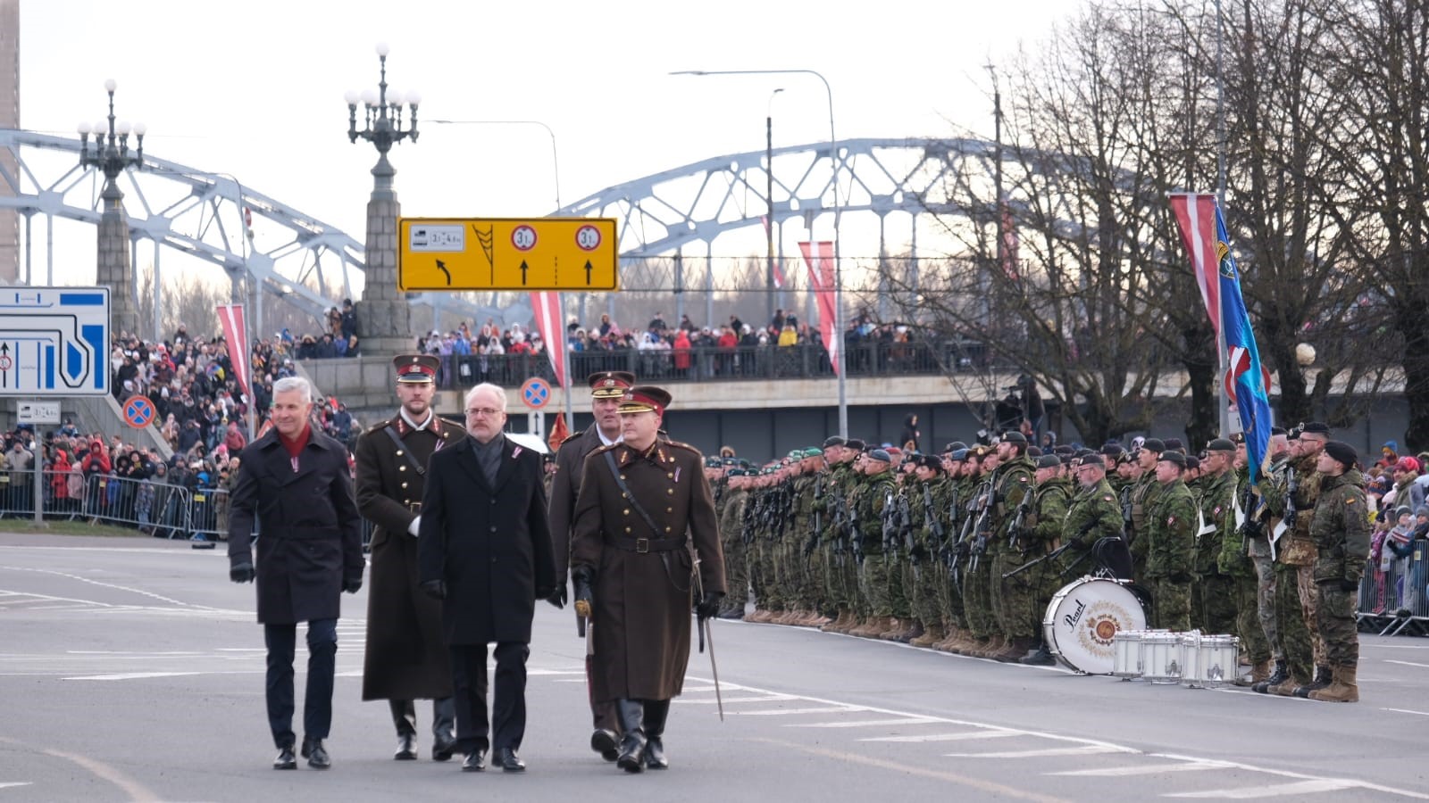 Presidente de Letonia pasando revista a las tropas