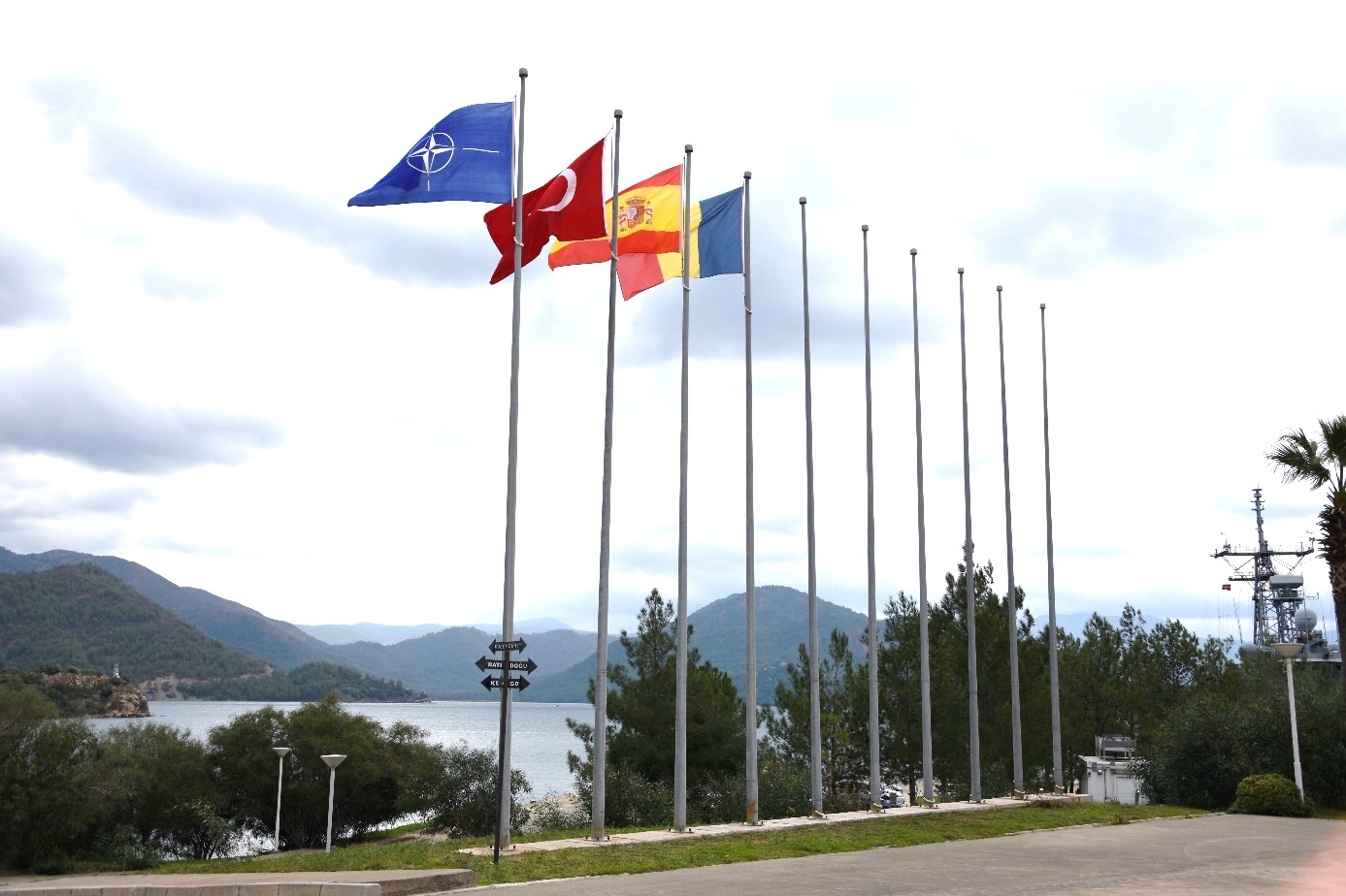Banderas izadas en la base naval