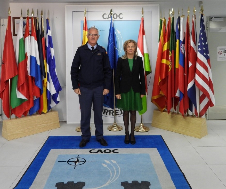 El Comandante del CAOC TJ con la embajadora húngara