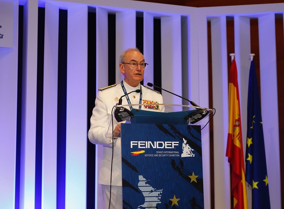 El almirante general durante la conferencia