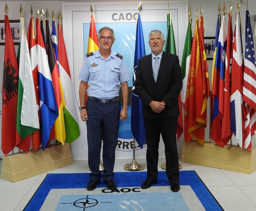 El Comandante del CAOC TJ con el embajador portugués