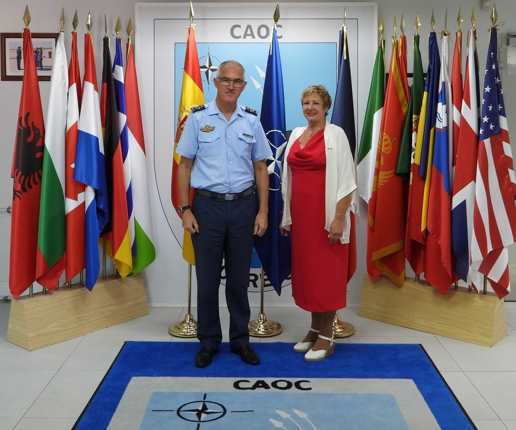 Comandante del CAOC T y la cónsul francesa