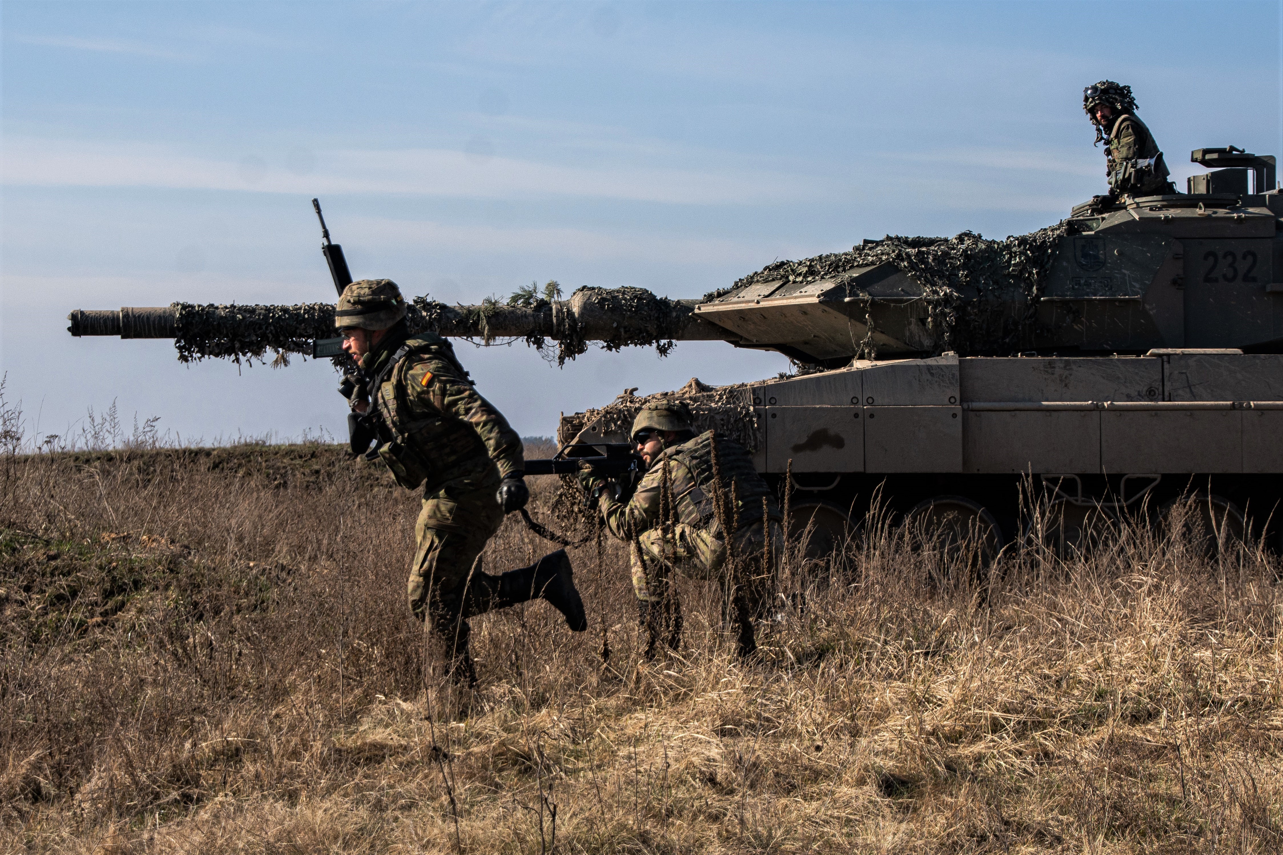 Soldados españoles ataca a pie apoyados por los Leopardo 2E