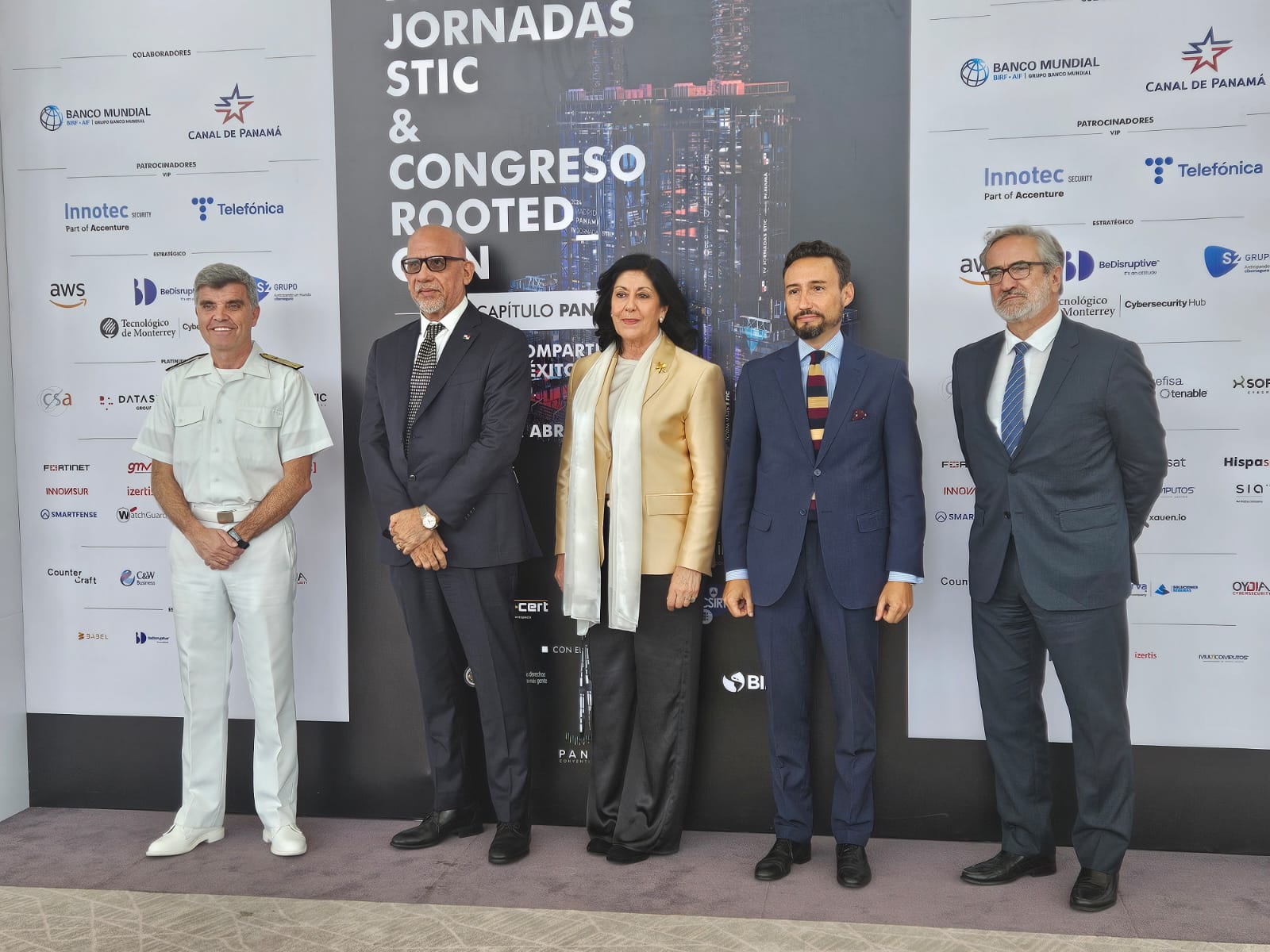 Autoridades con el embajador de España en Panamá