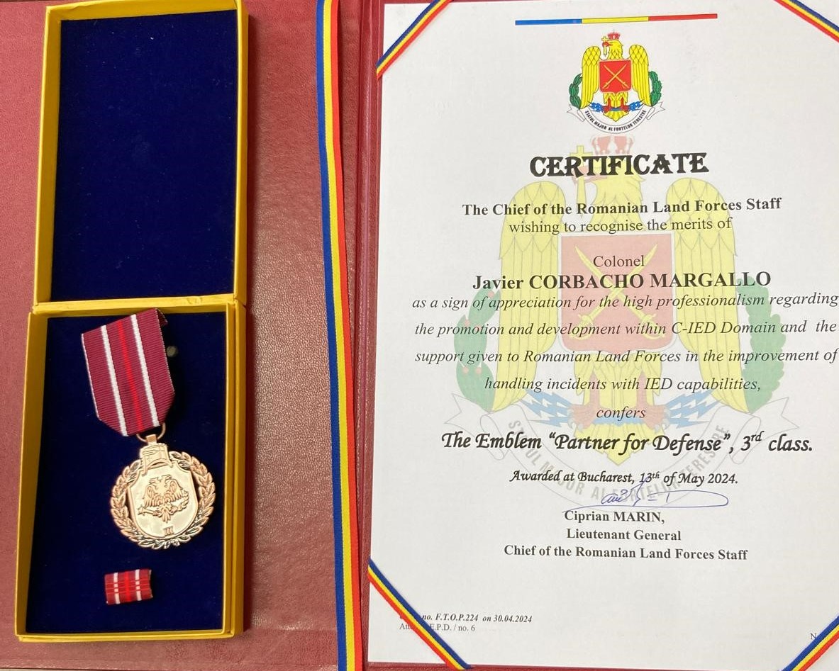 Medalla concedida al coronel director del C-IED COE