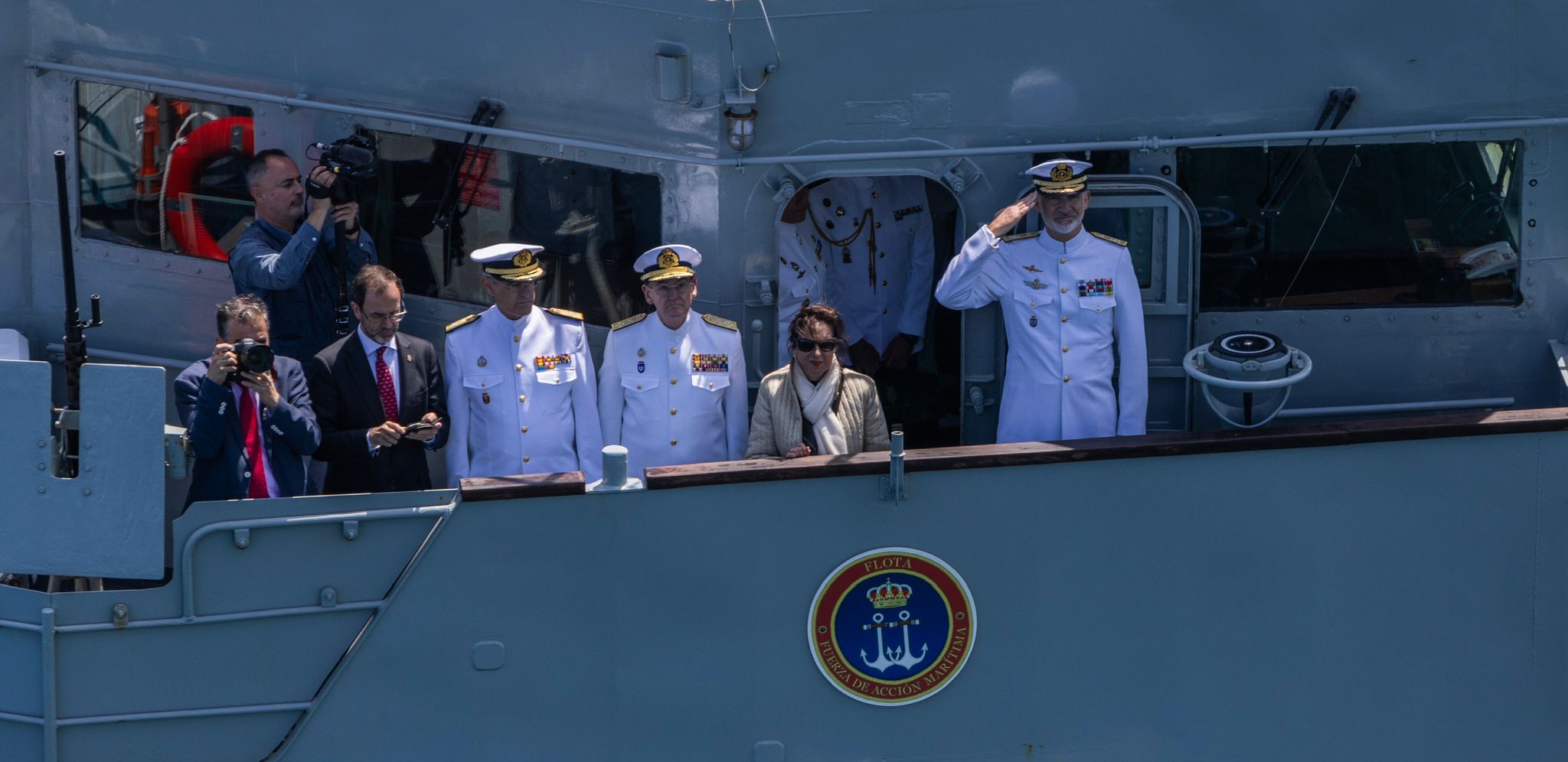 Felipe VI acompañado de la ministra de Defensa y el JEMAD pasa revista a los buques