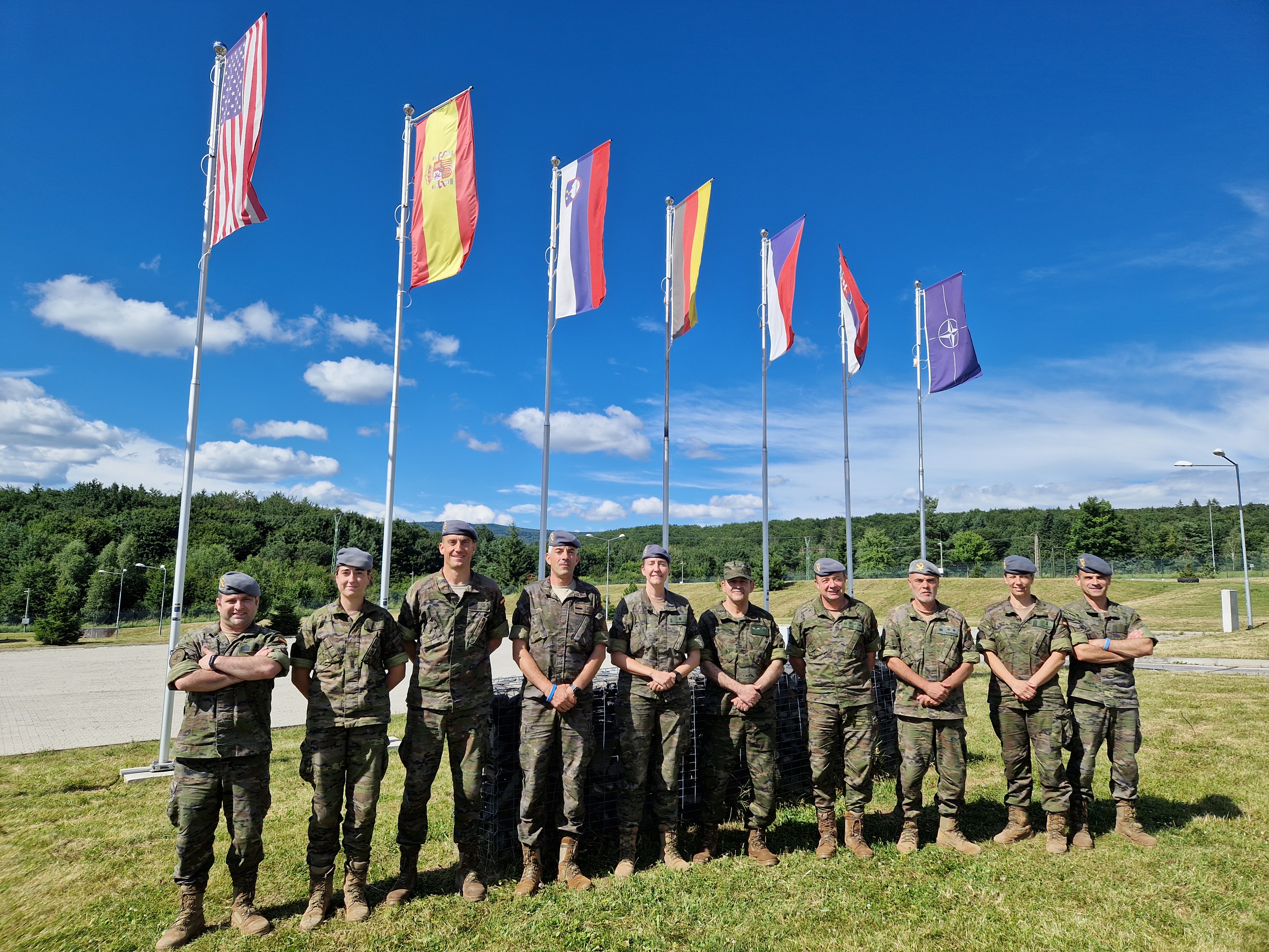 Coronel Alvarado, oficiales, suboficiales y personal MPTM del contingente español en el campamento Slavia I (Eslovaquia)