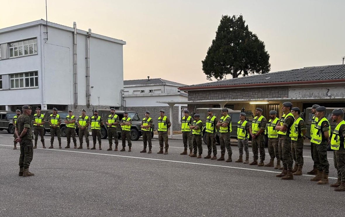 General Pardo de Santayana y Galbis con el personal del operativo